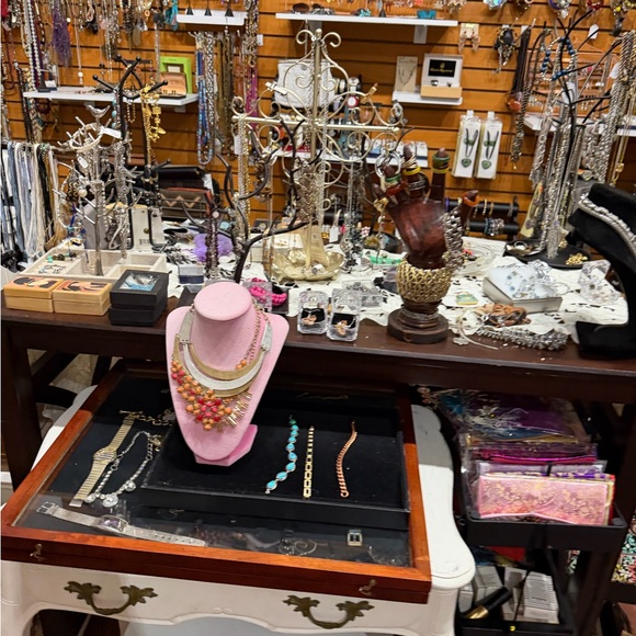 Assorted Jewelry Collection - Picture 8 of 14